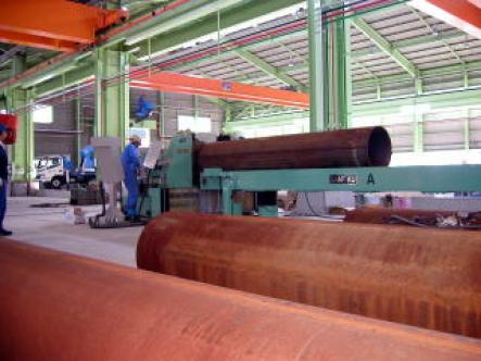 大径管・重量管<br />
８００Ａ以上の大径管、超肉厚の重量鋼管の加工